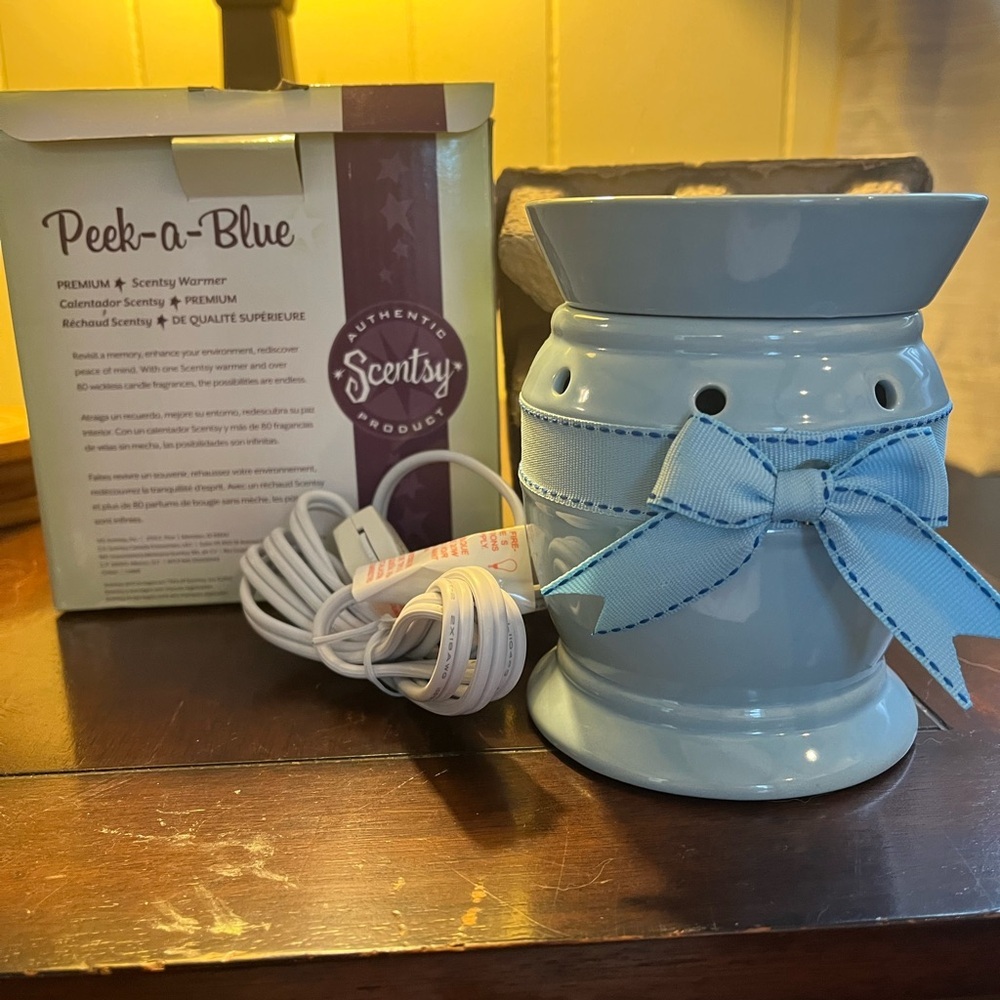 Scentsy Peek-a-Blue Premium Warmer NWOT
